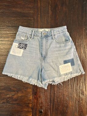 Hollister Curvy Ultra High-Rise Vintage Relaxed Mom Patchwork Shorts- 3”